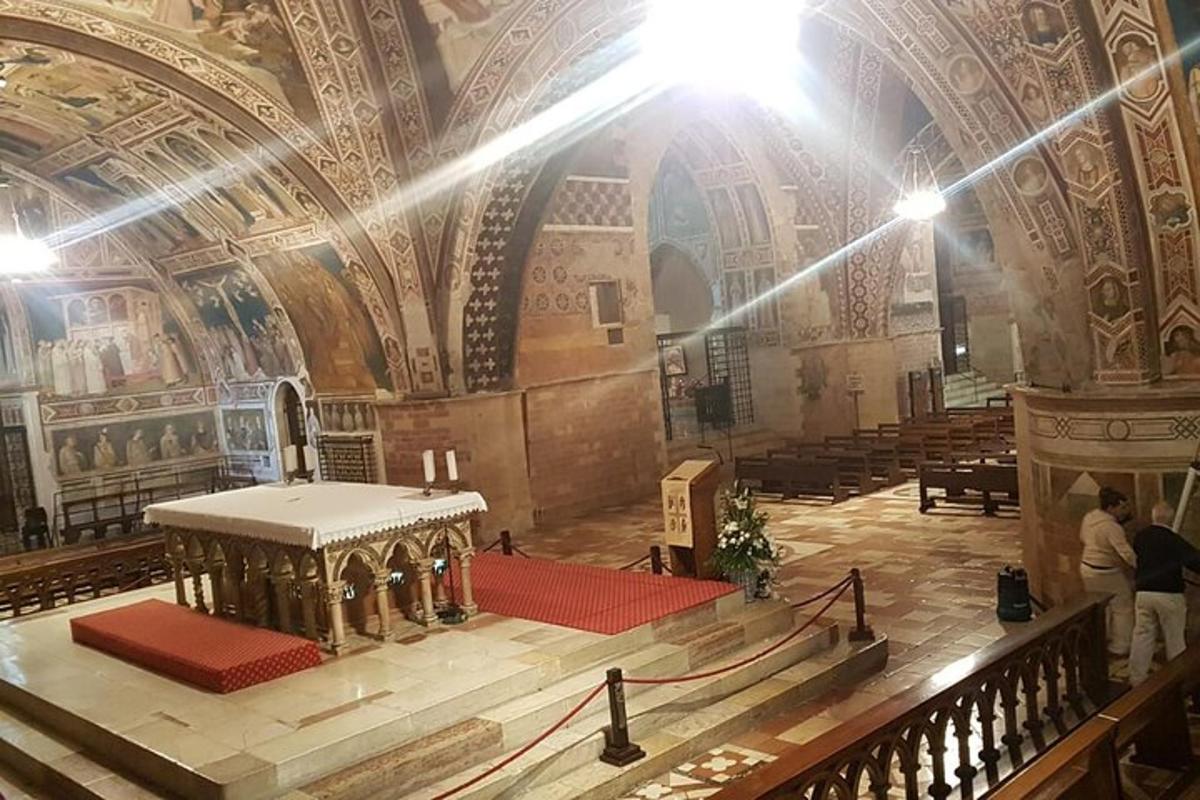 suur kirik, mille keskel on altar