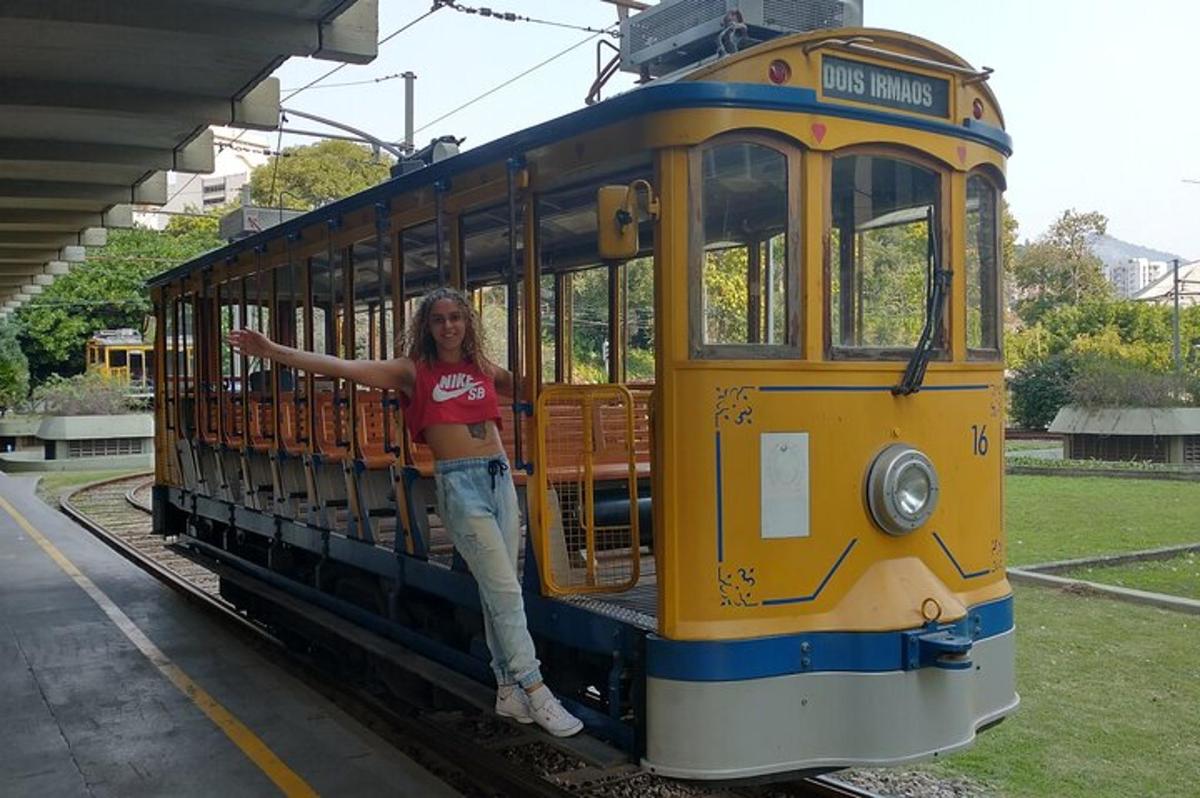žena stojící na boku vlaku
