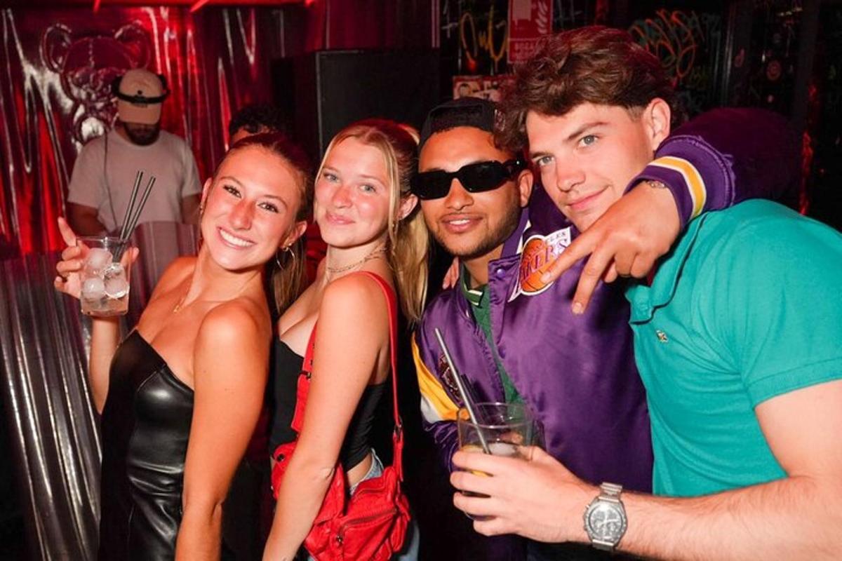 um grupo de pessoas posando para uma foto em uma festa