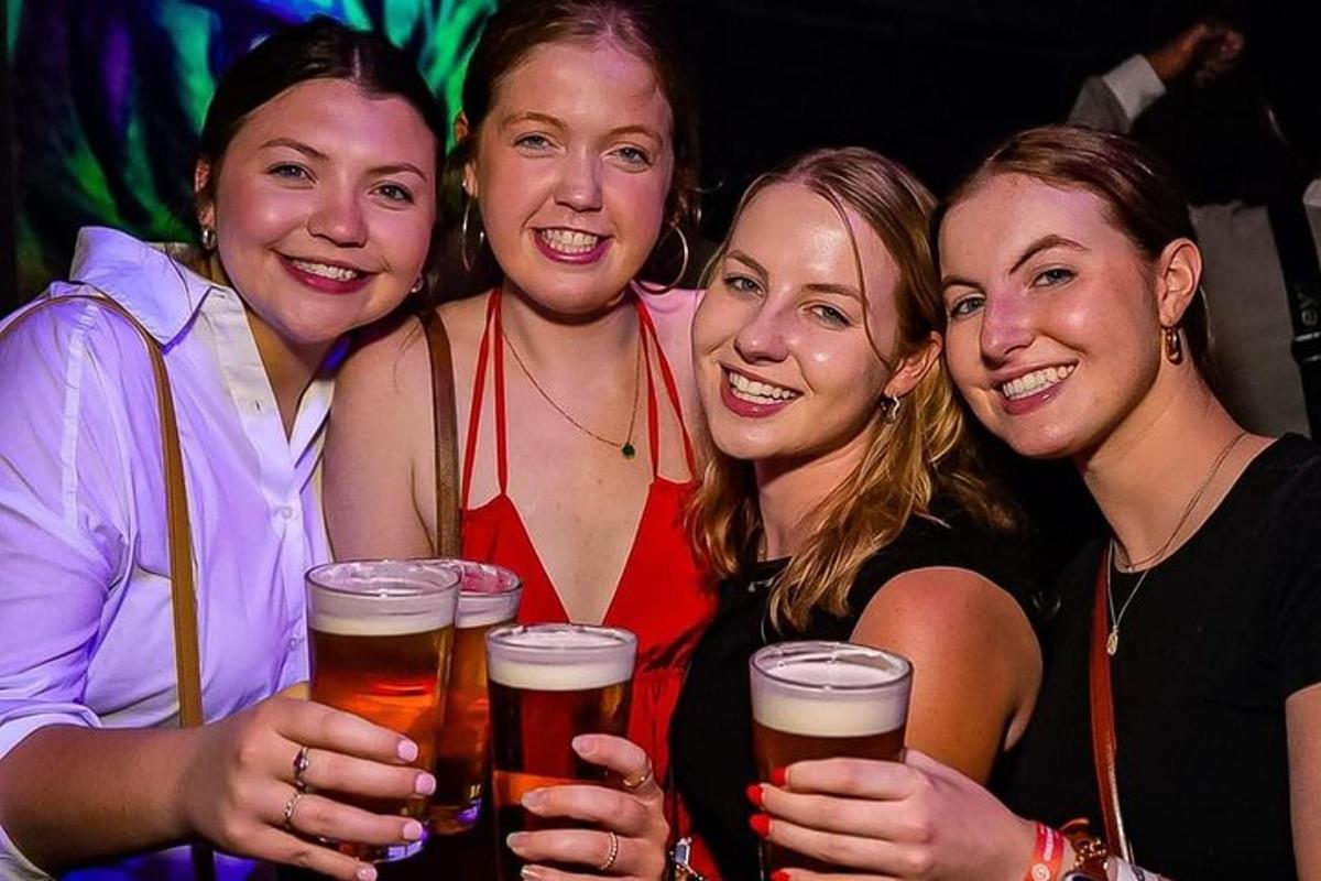 neljast naisest koosnev grupp õlut käes hoidmas