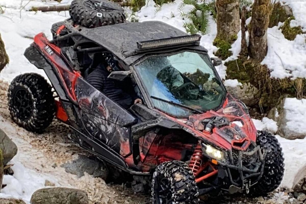 egy ATV parkolt a hóban egy ösvényen