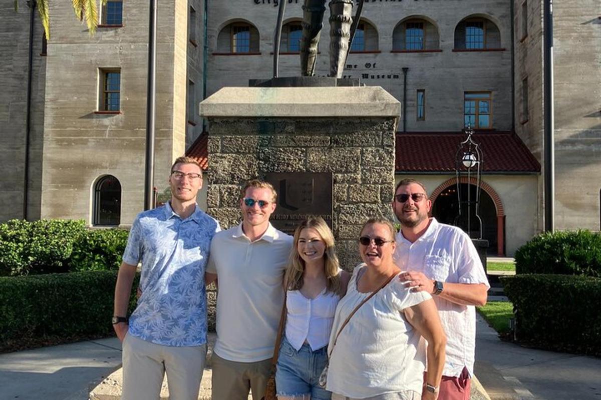 un grup de oameni care stau în fața unui monument