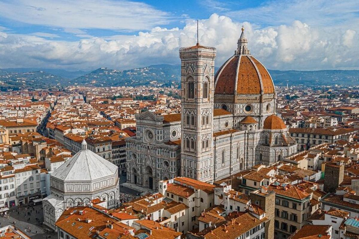 una vista aérea de una ciudad con una catedral