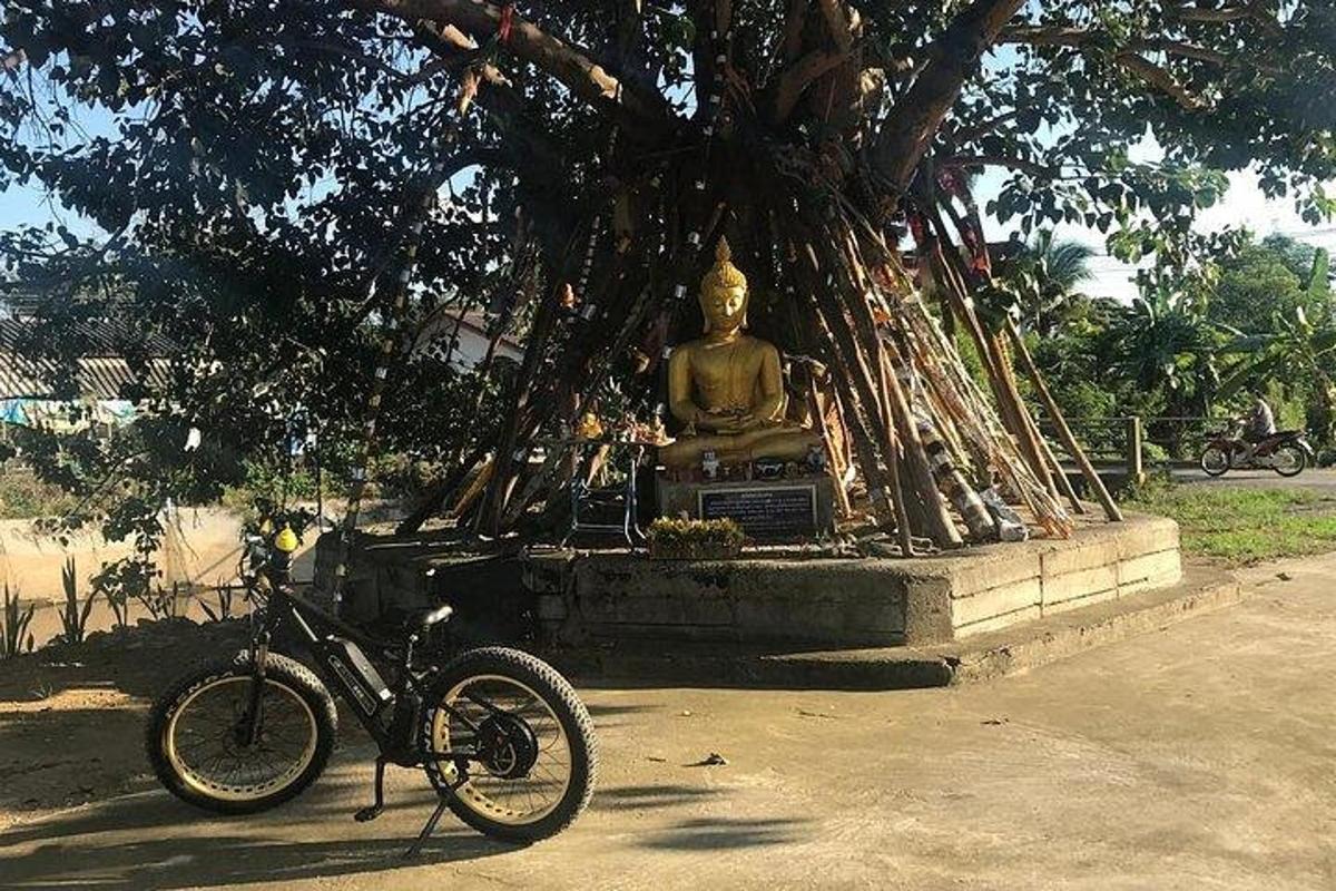 una bicicletta è parcheggiata davanti a una statua