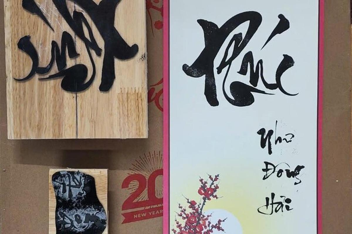 duas placas com a palavra sumoko e uma placa com letras