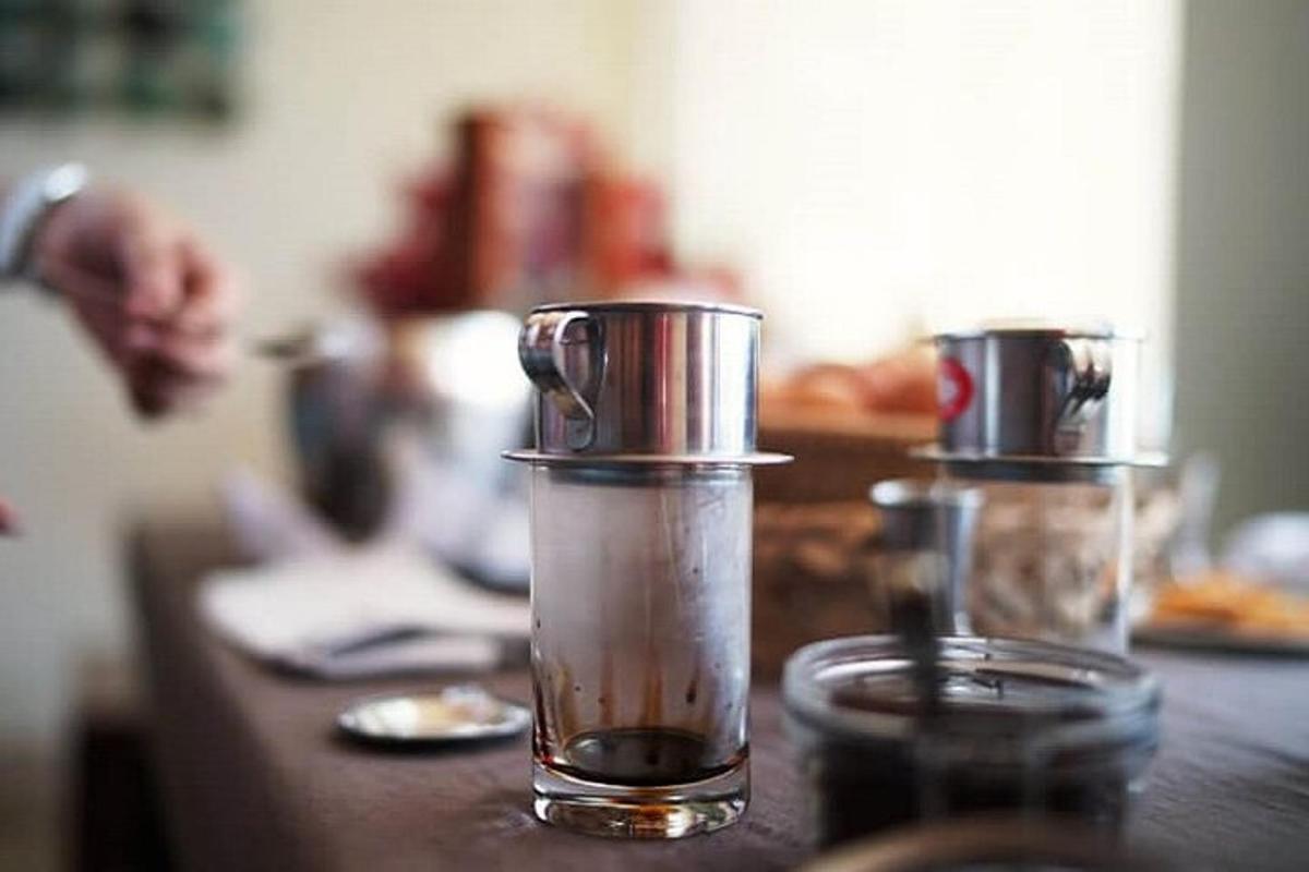 uma mesa de madeira com dois vasos de vidro sobre ela