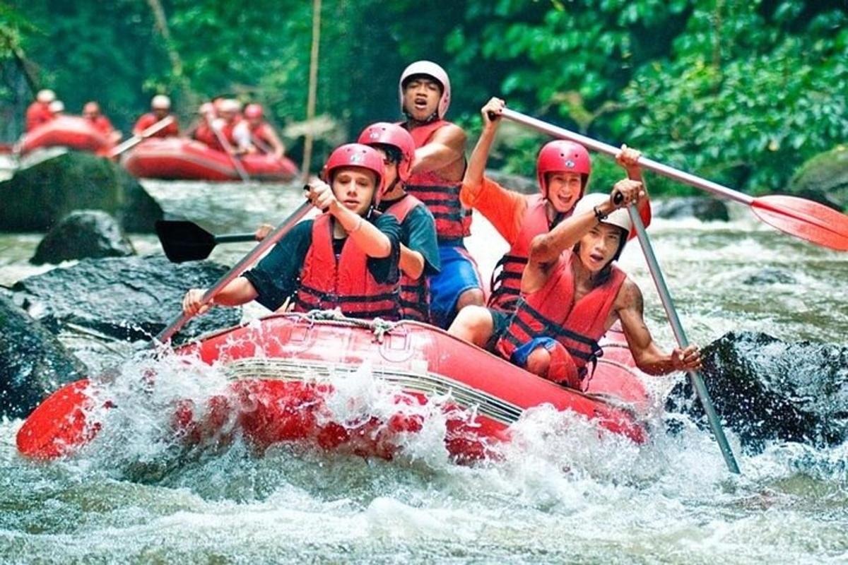 sekumpulan orang dalam rakit di sungai