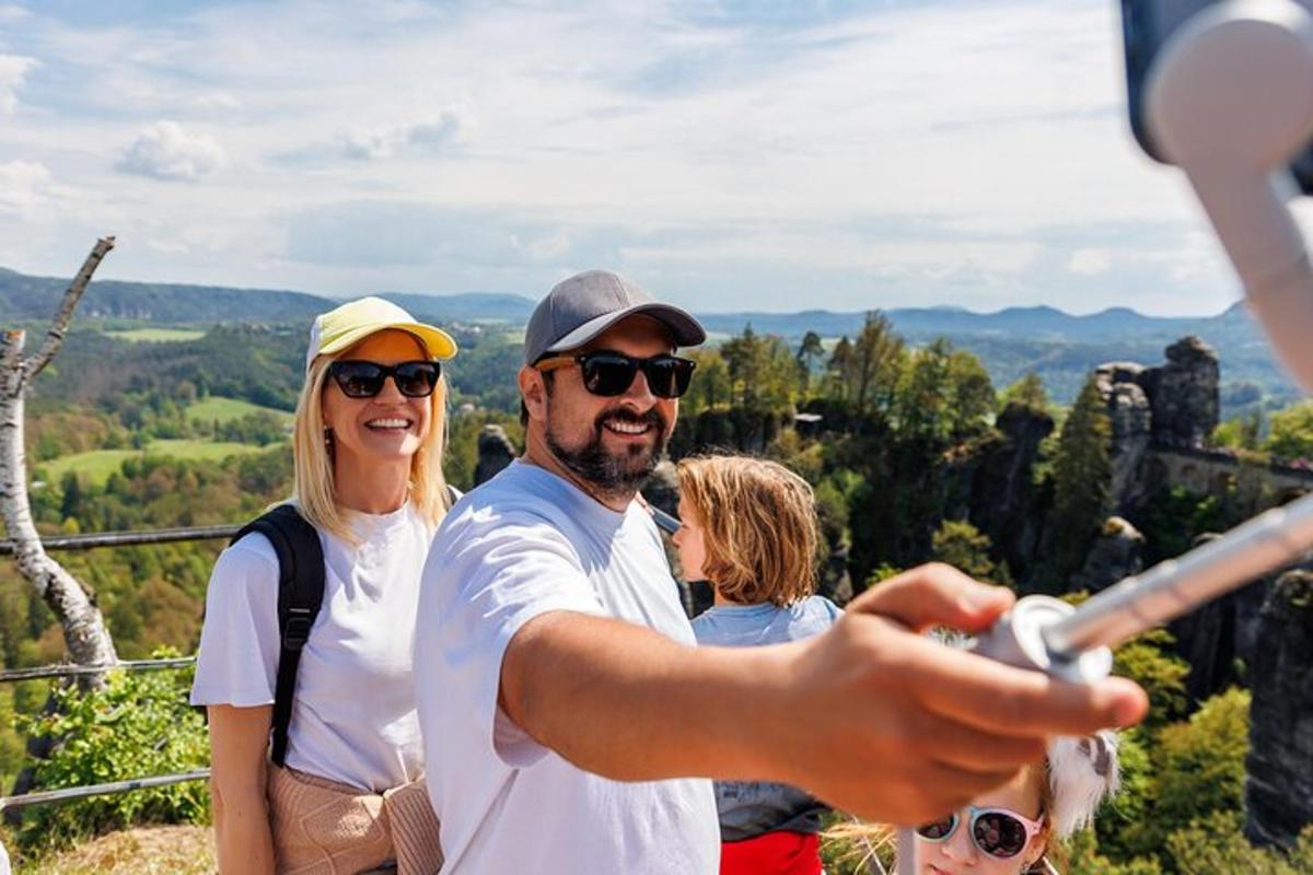muž fotografující skupinu lidí