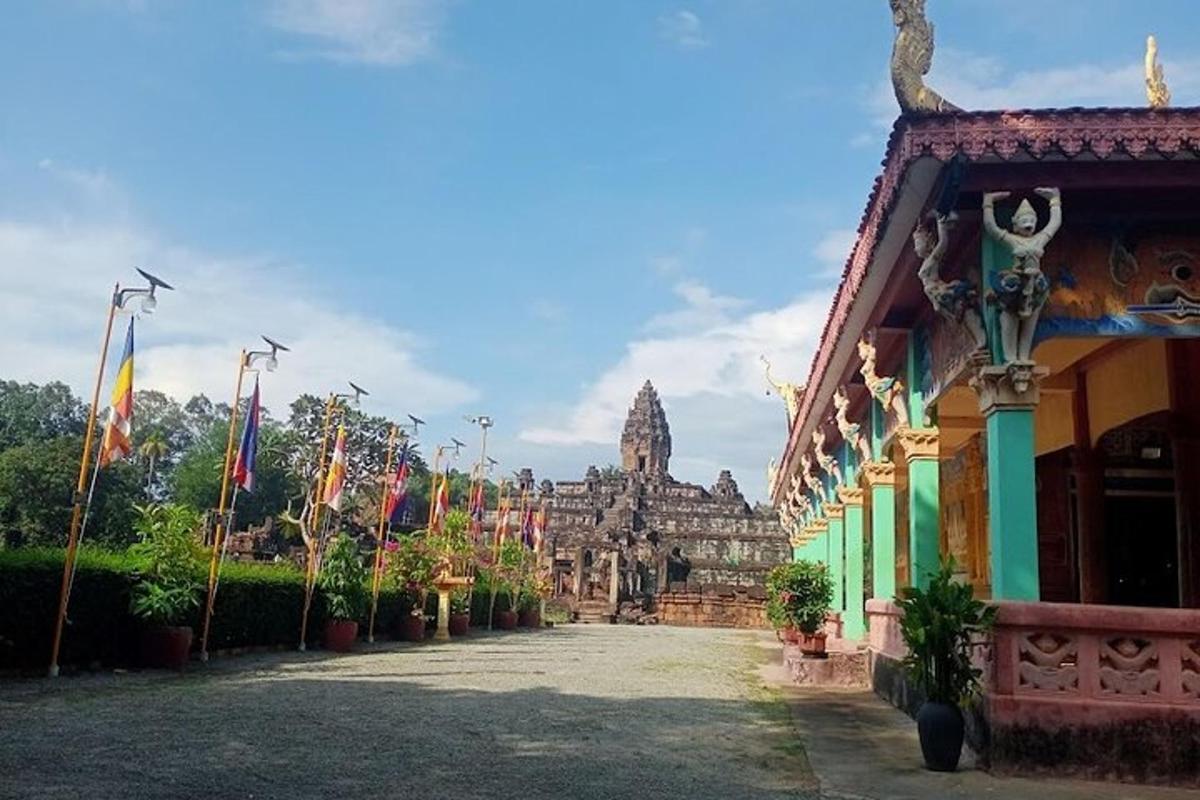 bangunan dengan bendera di hadapan bangunan