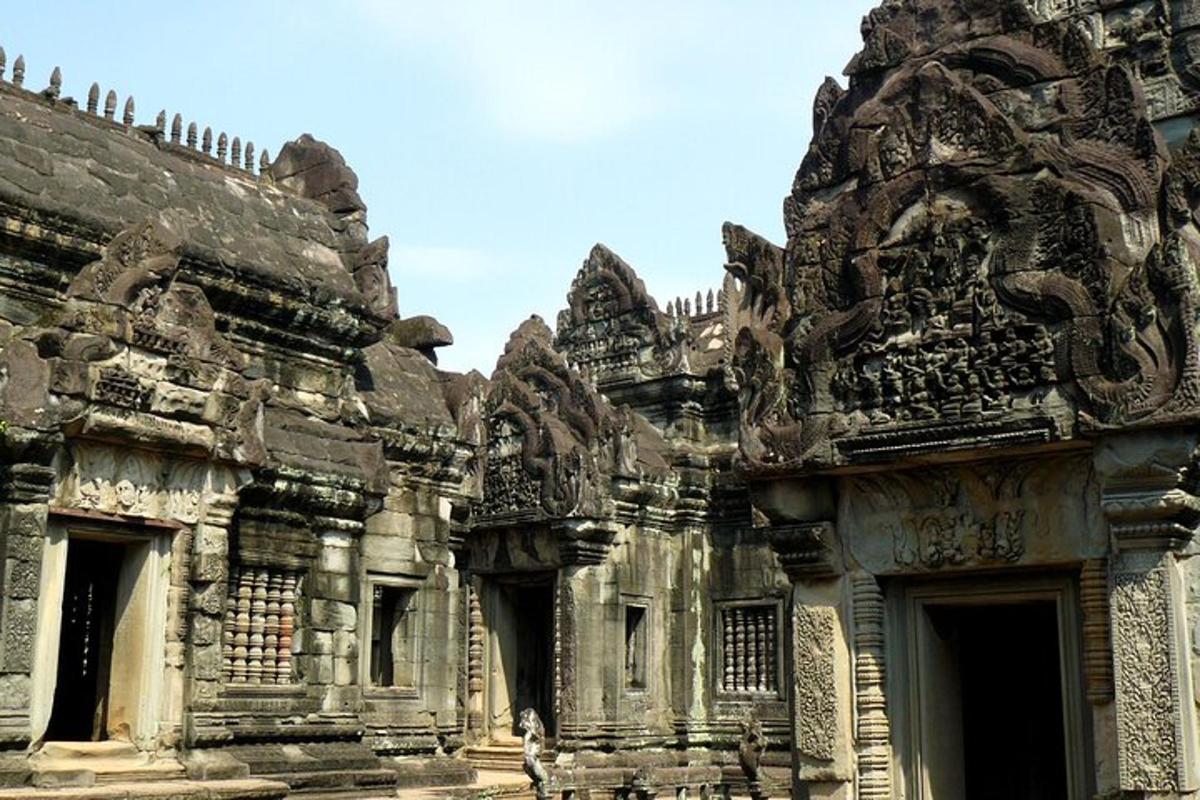 sebuah bangunan purba dengan ukiran berhias di atasnya