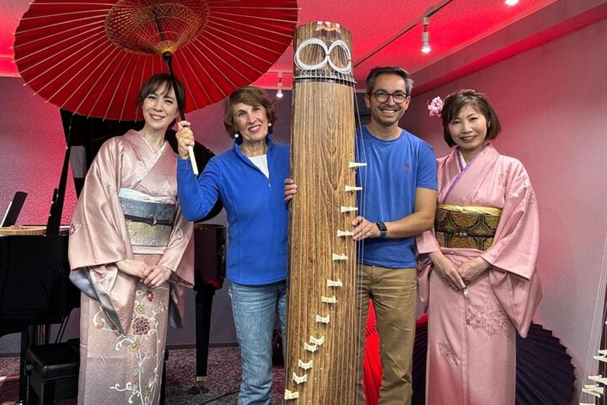un gruppo di persone in piedi accanto a uno strumento di legno