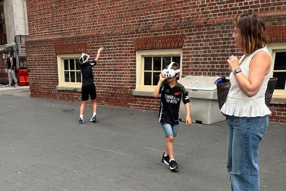 Tvö börn leika sér með fótbolta á höfðinu