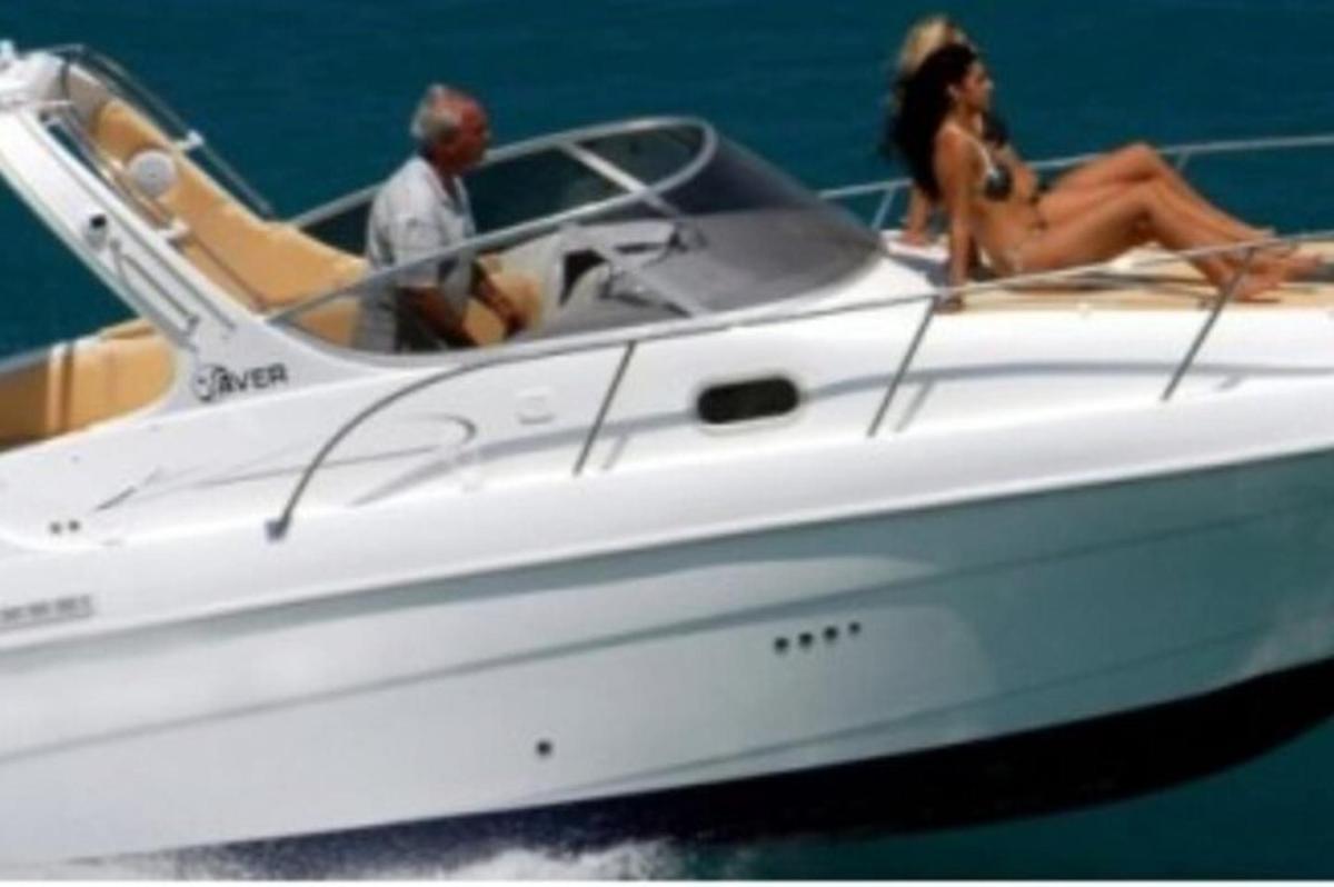 ένας άνδρας και μια γυναίκα κάθονται σε μια βάρκα στο νερό