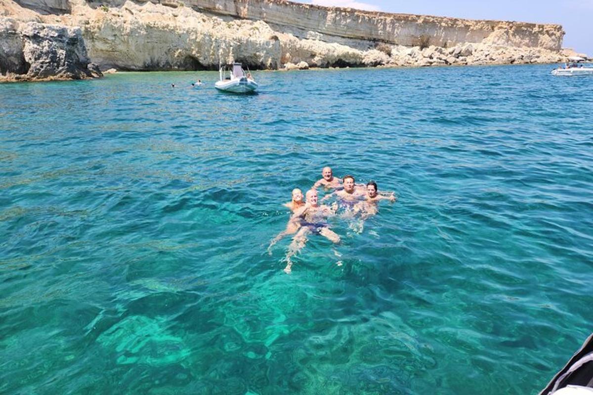 μια ομάδα ανθρώπων που κολυμπούν στο νερό