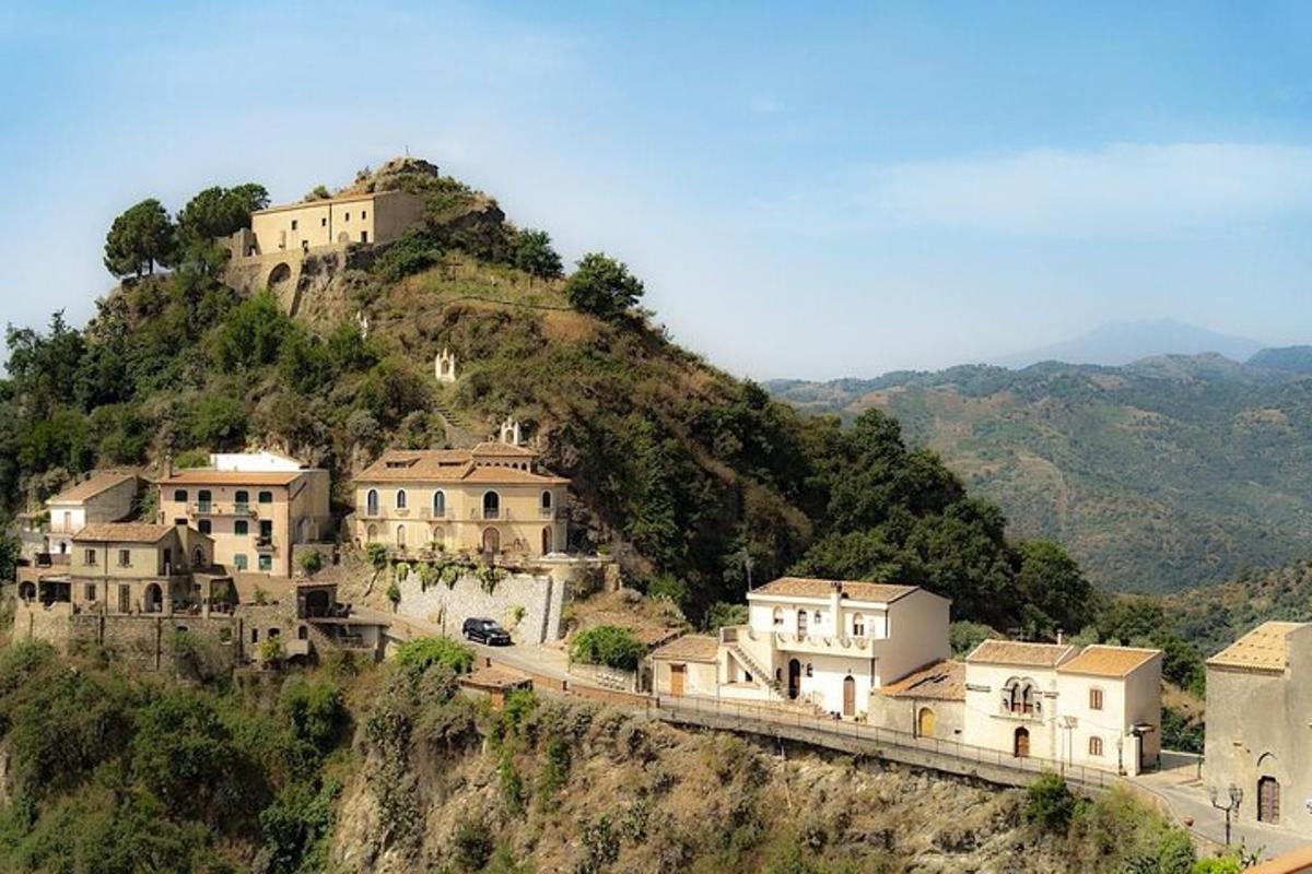 un gruppo di case su una collina con una strada