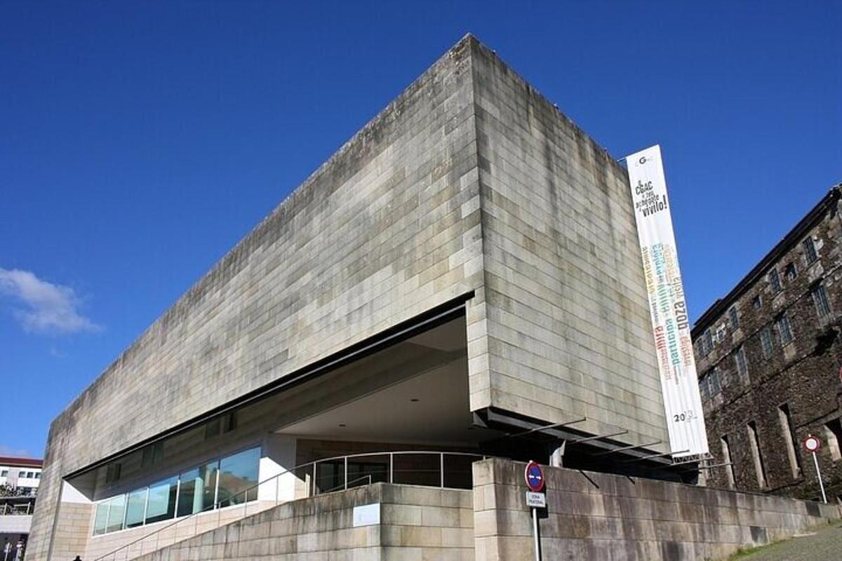 Un gran edificio de piedra con un gran edificio