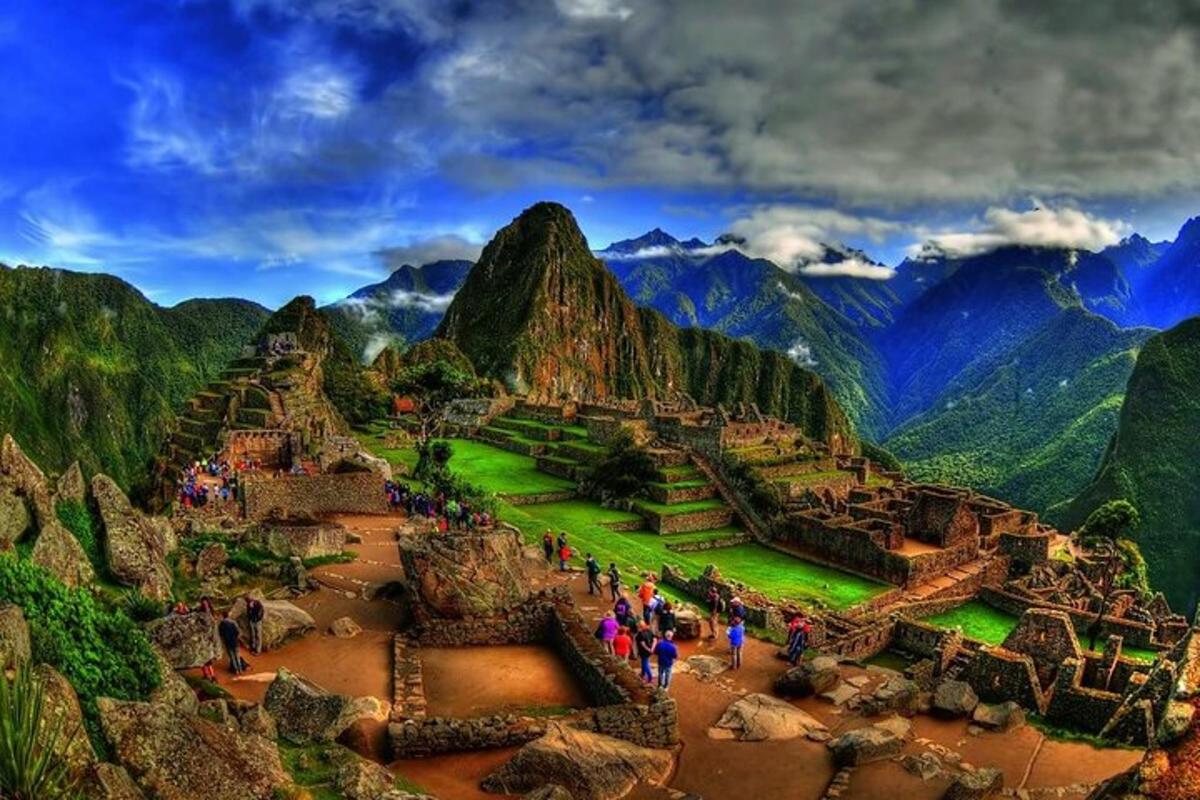 sekumpulan orang berjalan di sekitar gunung machu picchu
