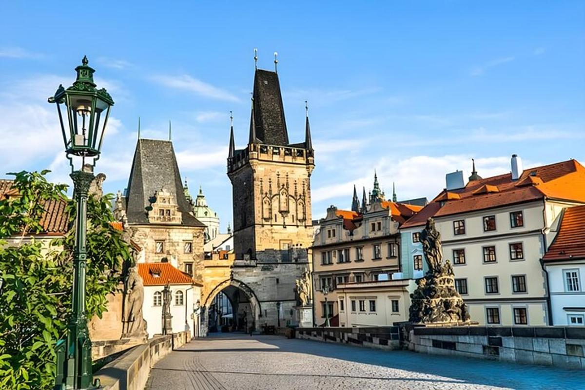 bandar dengan katedral dan jalan dengan bangunan