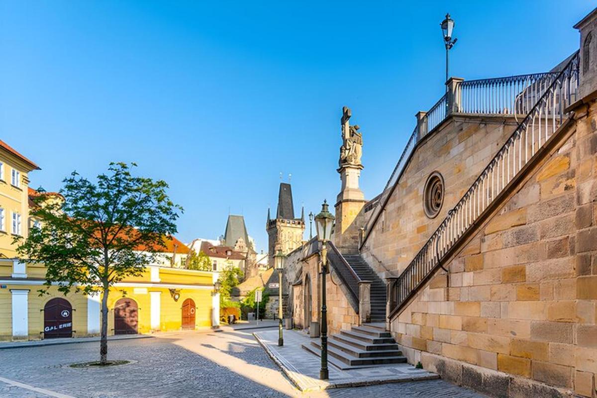 un carrer amb escales i un edifici amb una torre