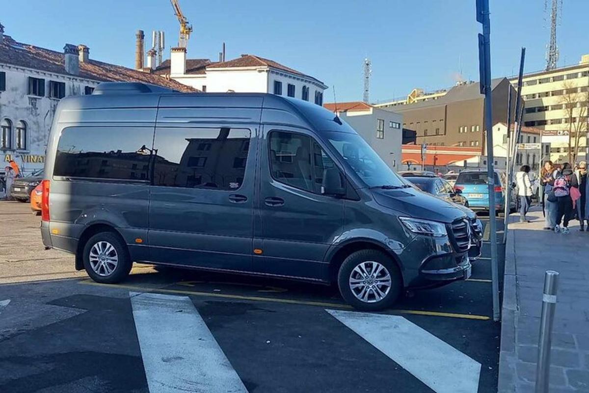 ein blauer Lieferwagen auf einem Parkplatz