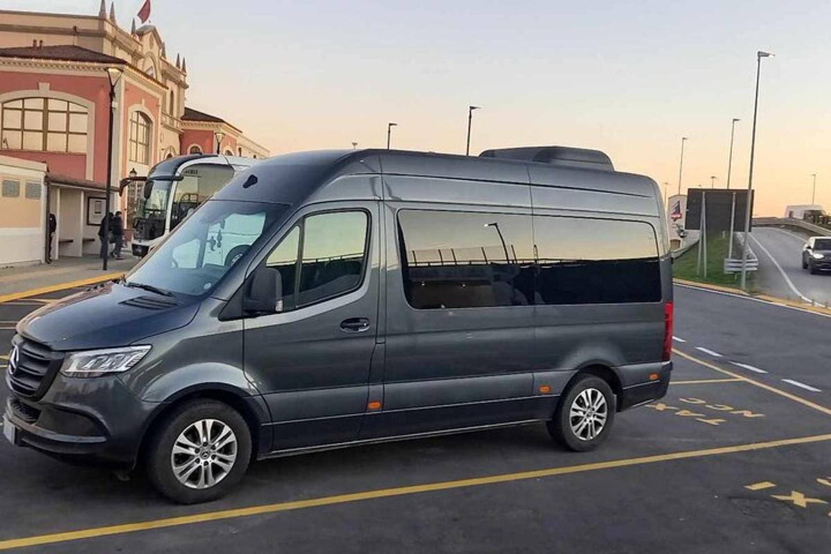 una camioneta gris estacionada en un estacionamiento