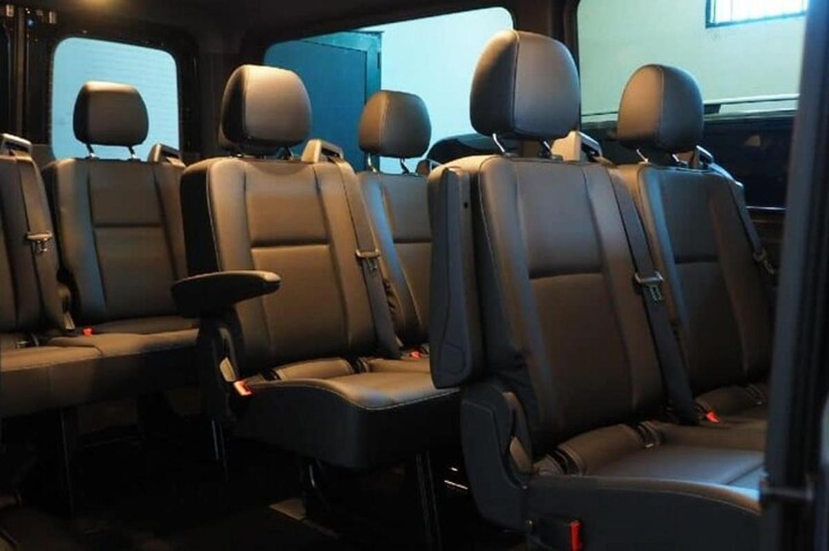 eine Reihe leerer Sitze in einem Bus