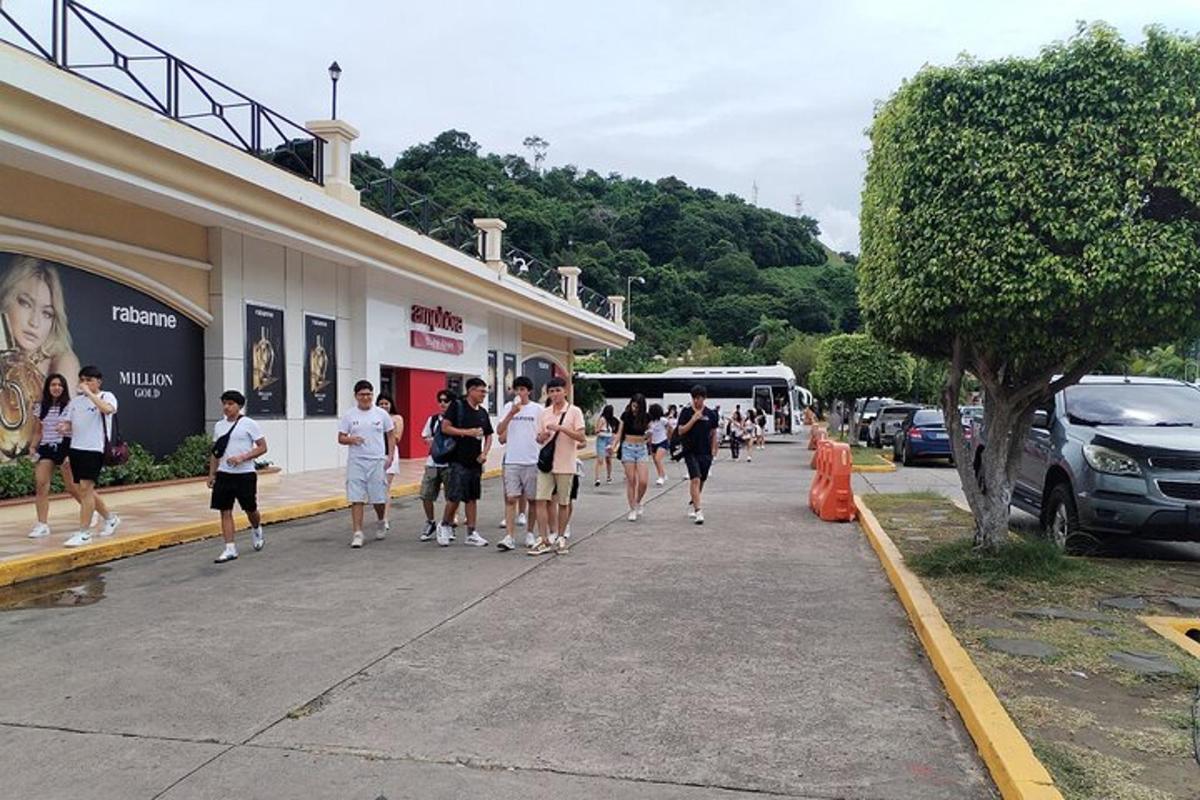 skupina ljudi, ki hodijo po pločniku pred stavbo