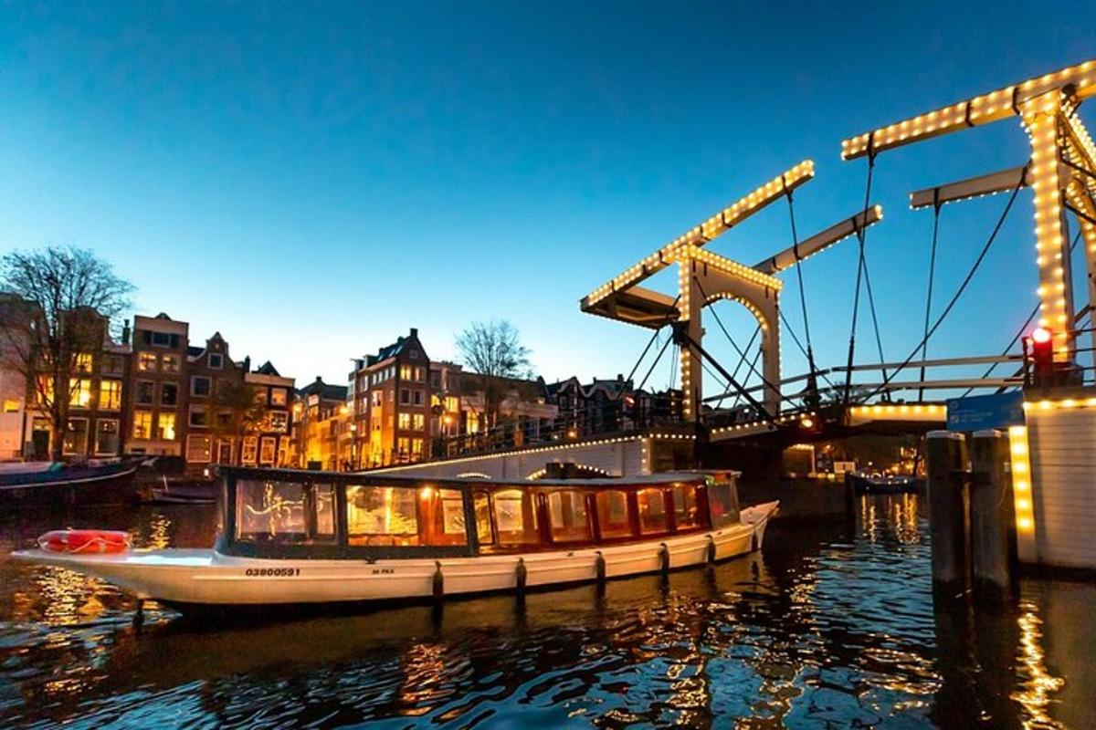 een boot in het water naast een brug