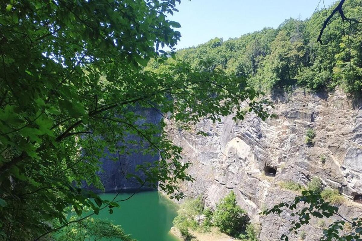 pohled na horu s vodní plochou