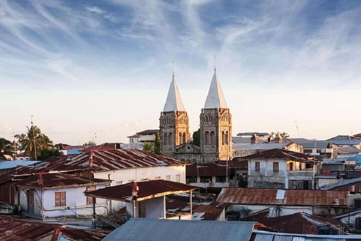 una iglesia con dos torres en una ciudad con tejados