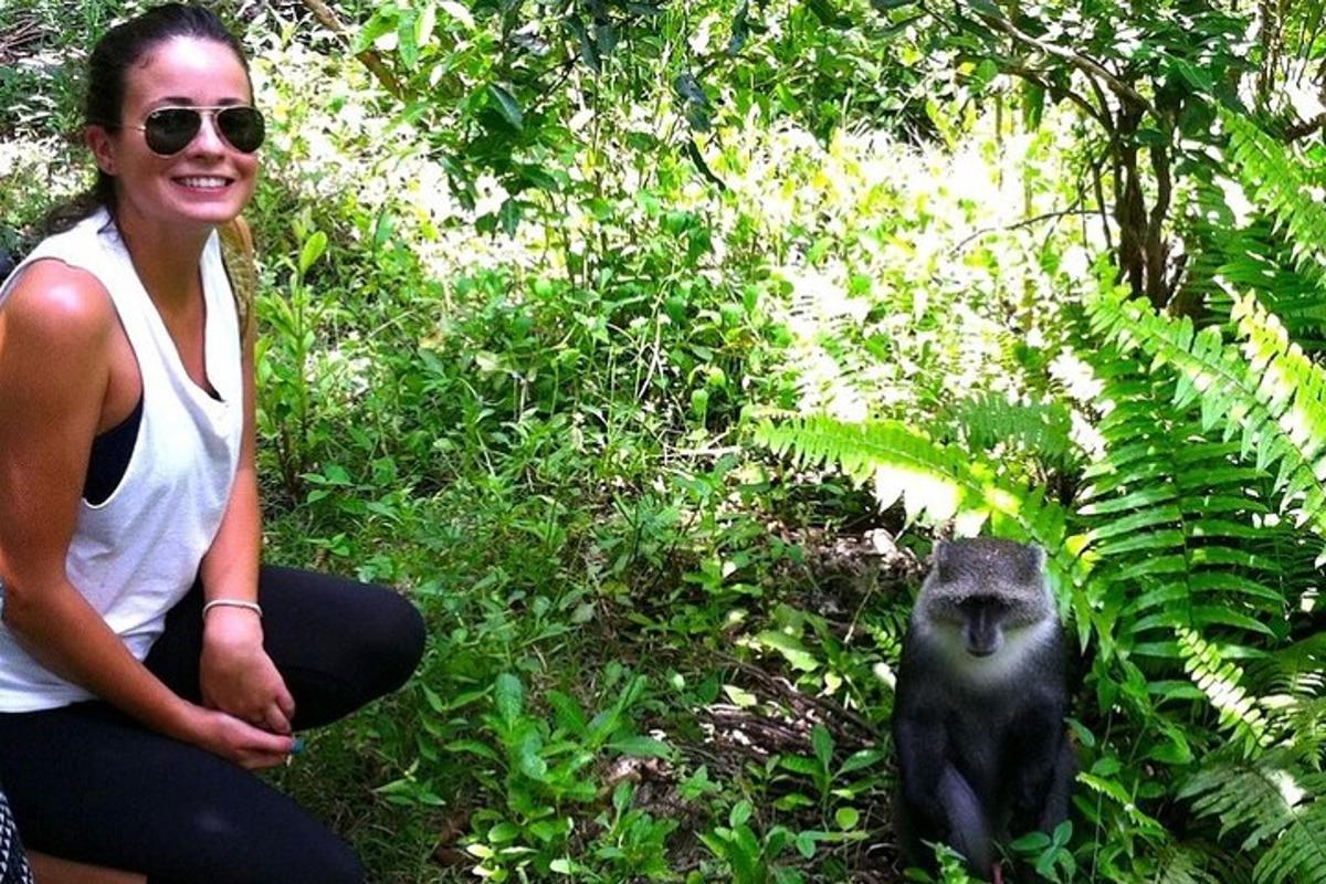 Una mujer está sentada junto a un mono negro.