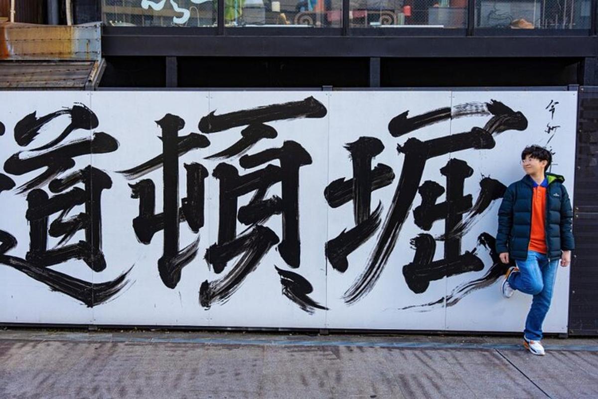 noor poiss seisab grafitiga kaetud seina ees