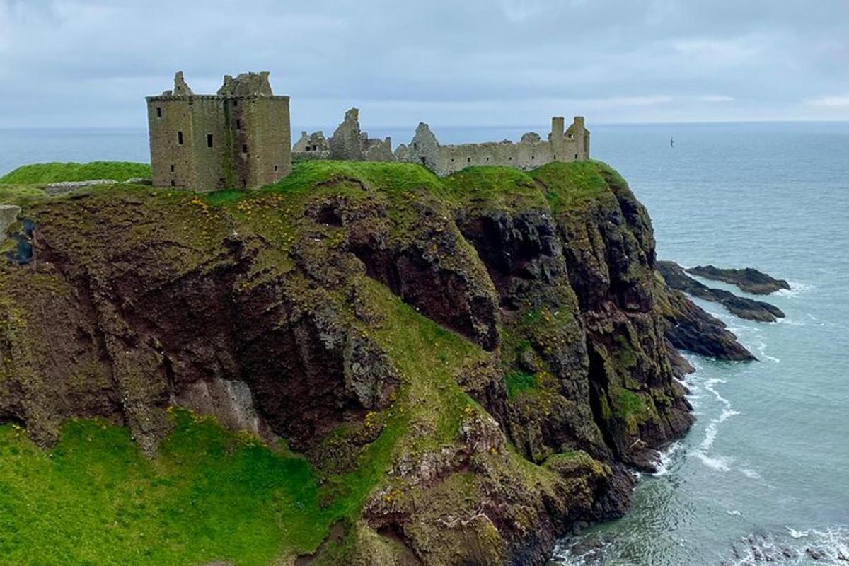 un castello in cima a una scogliera vicino all'oceano