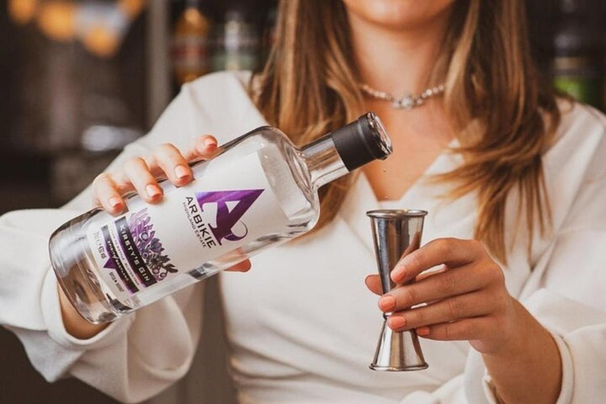 una donna che versa un drink in un bicchiere