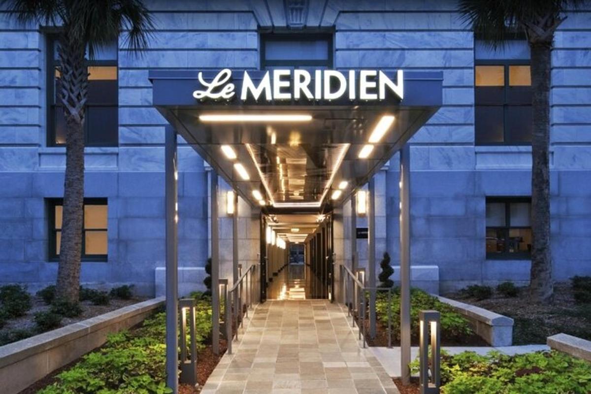 a hotel entrance with a sign that reads be meridian