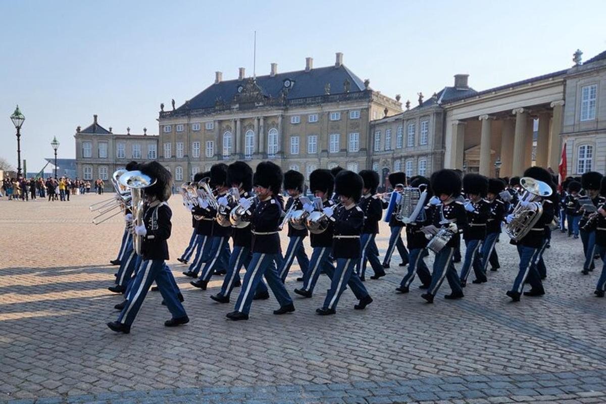 una banda de música uniformada davant d'un edifici