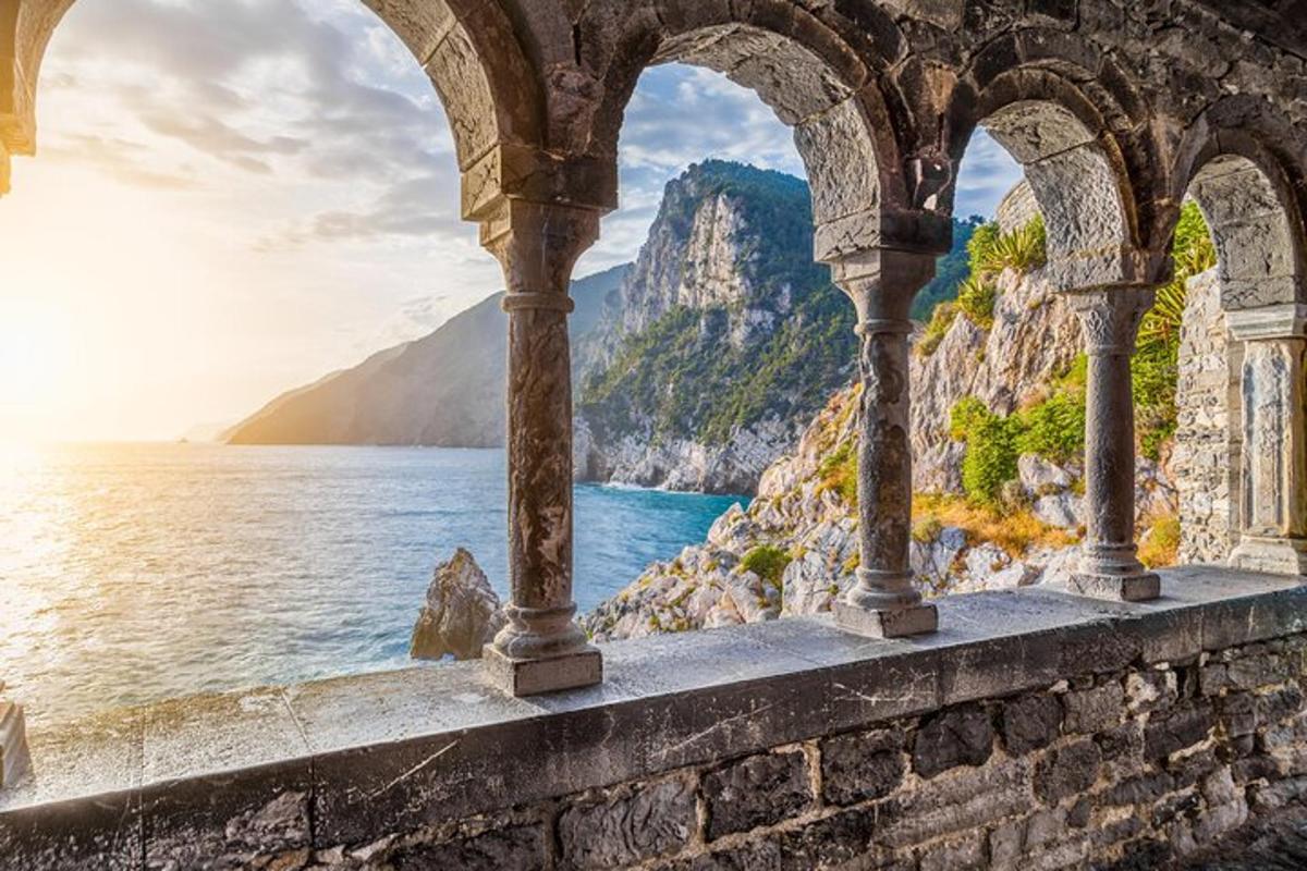 widok na wybrzeże Amalfi z okna zamku