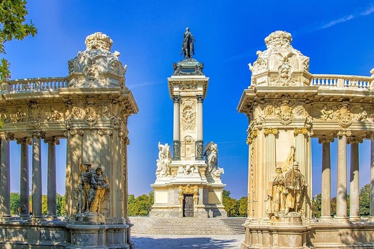 ένα άγαλμα πάνω από ένα μνημείο σε ένα πάρκο
