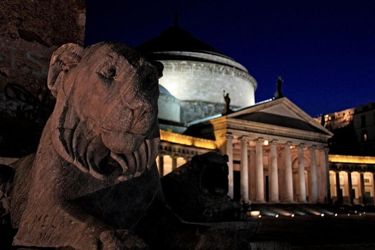 o statuie a unui leu în fața unei clădiri