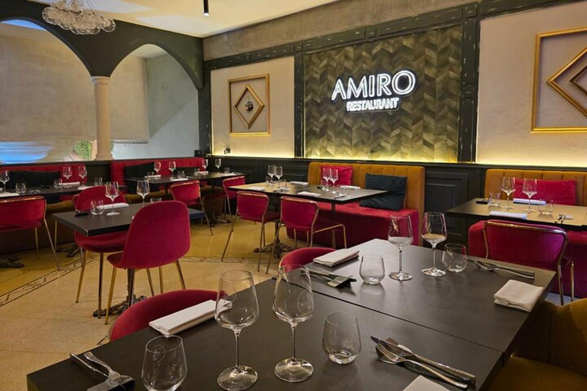 un restaurant cu mese și scaune cu pahare de vin