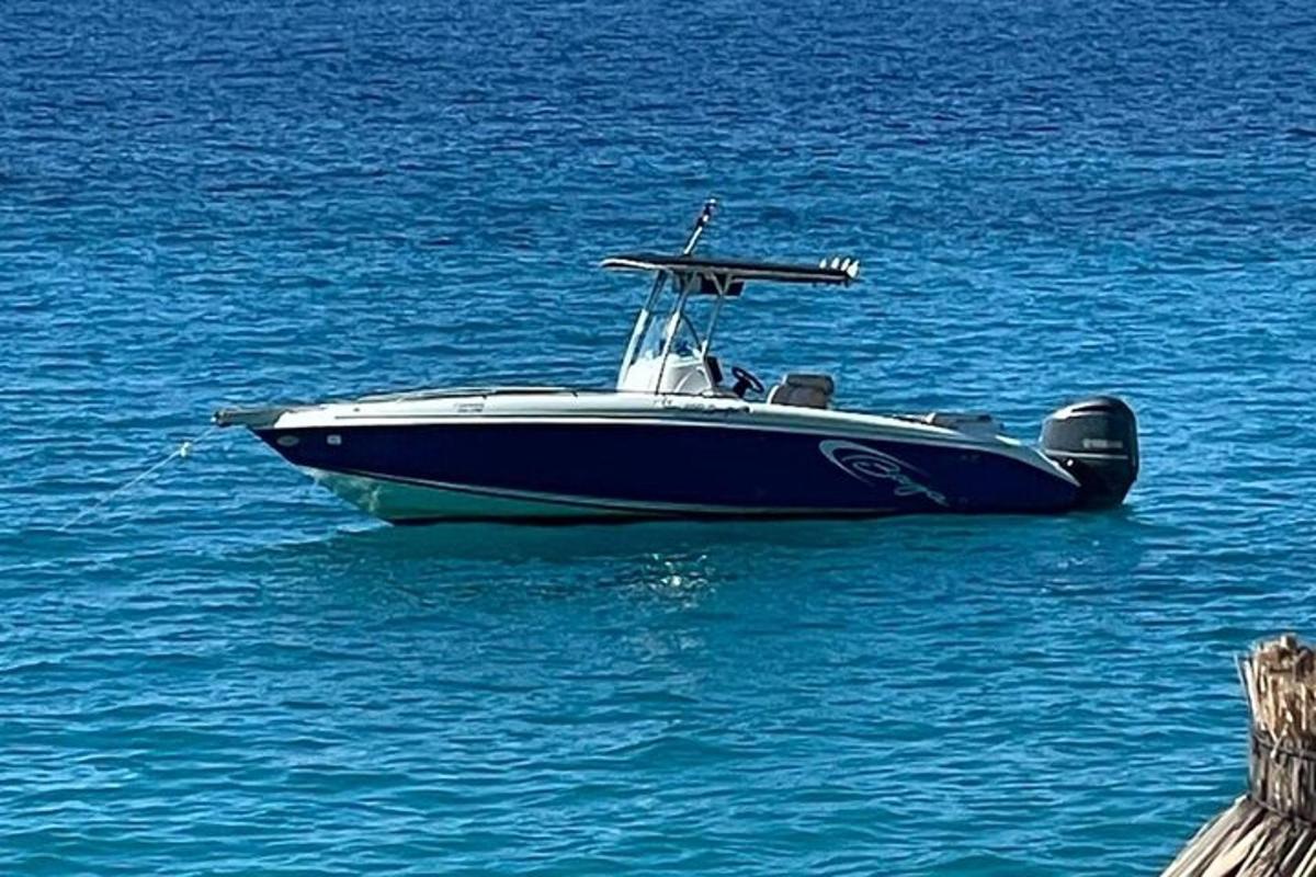 modrobílá loď ve vodě