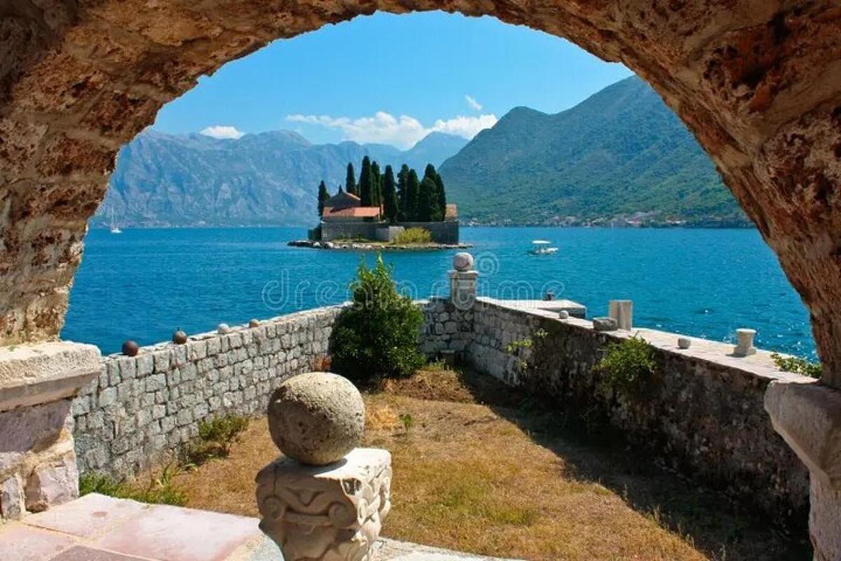 o arcadă cu vedere la un castel pe apă