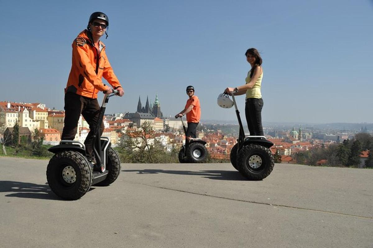 skupina ľudí jazdiacich na segiftoch