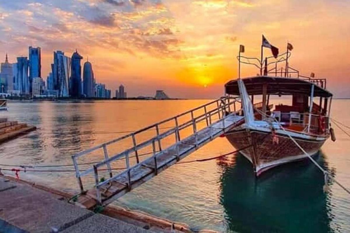 ein Boot im Wasser mit einer Stadt im Hintergrund