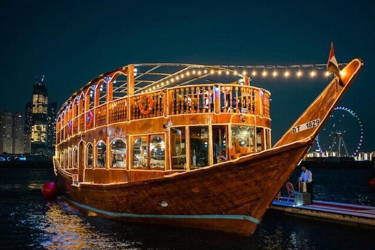 เรือไม้ลำใหญ่ในน้ำตอนกลางคืน