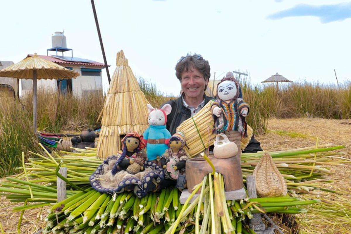 男が野菜の山の上に座っている