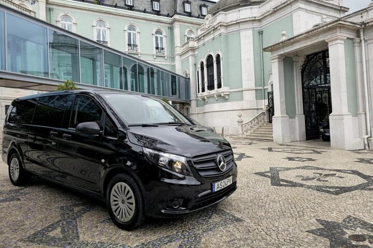 un SUV negru parcat în fața unei clădiri