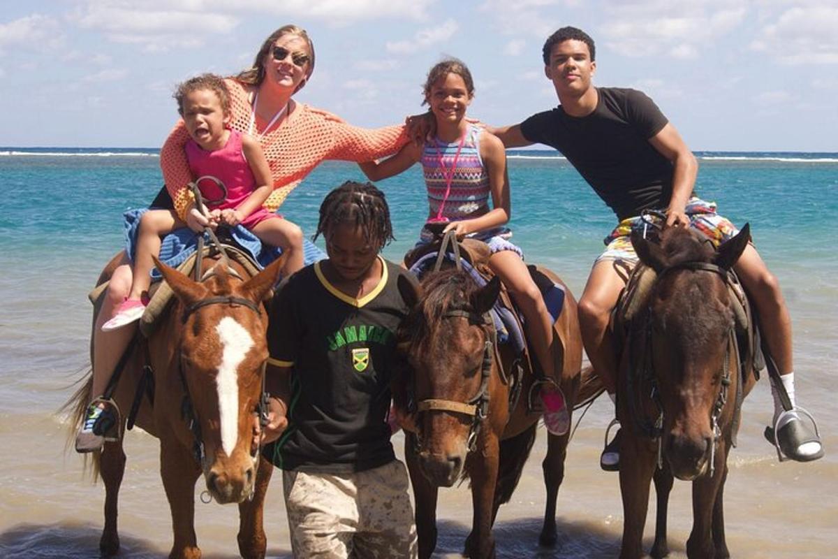 un gruppo di persone a cavallo sulla spiaggia