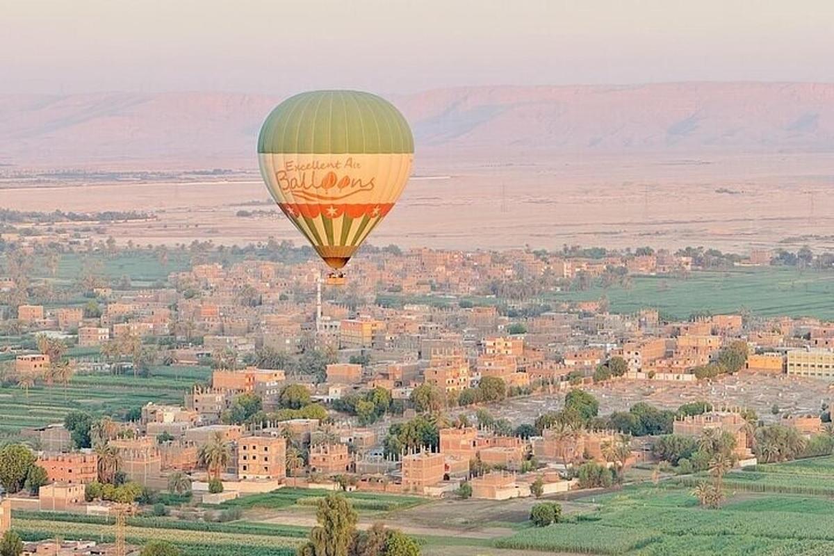 balon udara panas yang terbang di atas kota