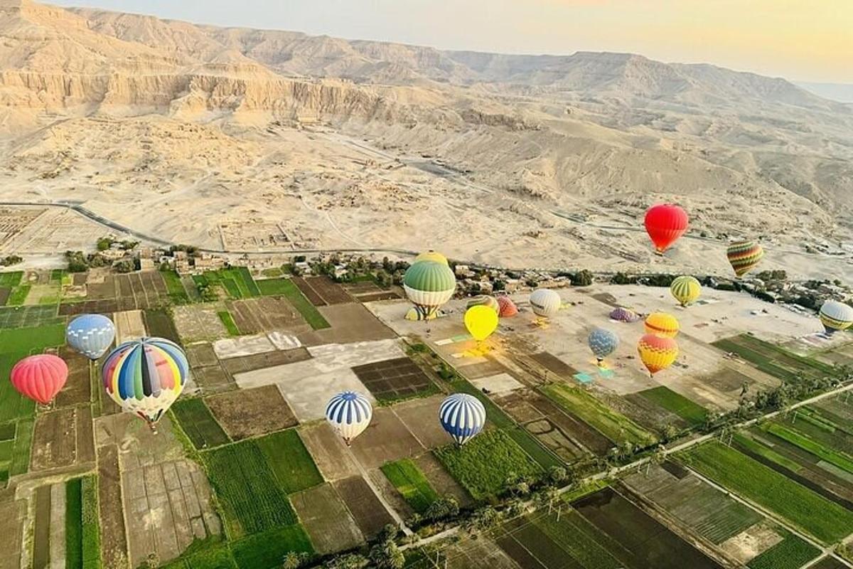 sekelompok balon udara panas terbang di atas lembah